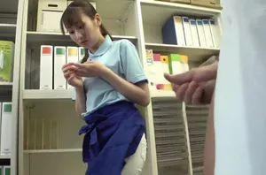 Bất lực nhìn thằng bạn xấu tính đụ mẹ mình ngày trước mặt